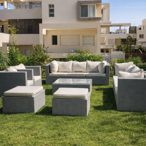 طقم جلسة خارجية 7 قطع راتان – كنبتين وكرسيين وترابيزة وبوفين بشاسيه حديد مقاوم للصدأ