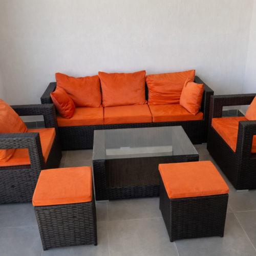 طقم جلسة خارجية 6 قطع راتان – كنبة 3 فرد وكرسيين وترابيزة وبوفين بشاسيه حديد مقاوم للصدأ